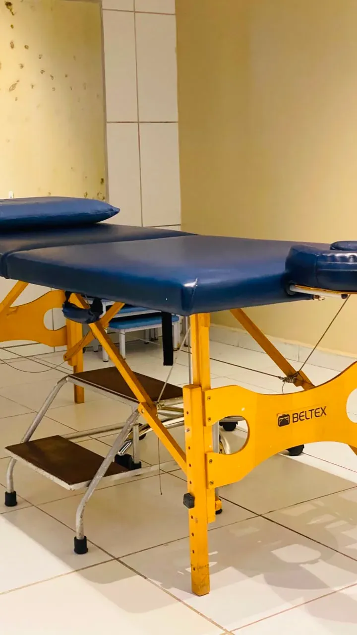 Maca preta pronta para atendimento, com apoio de cabeça e escada de acesso.